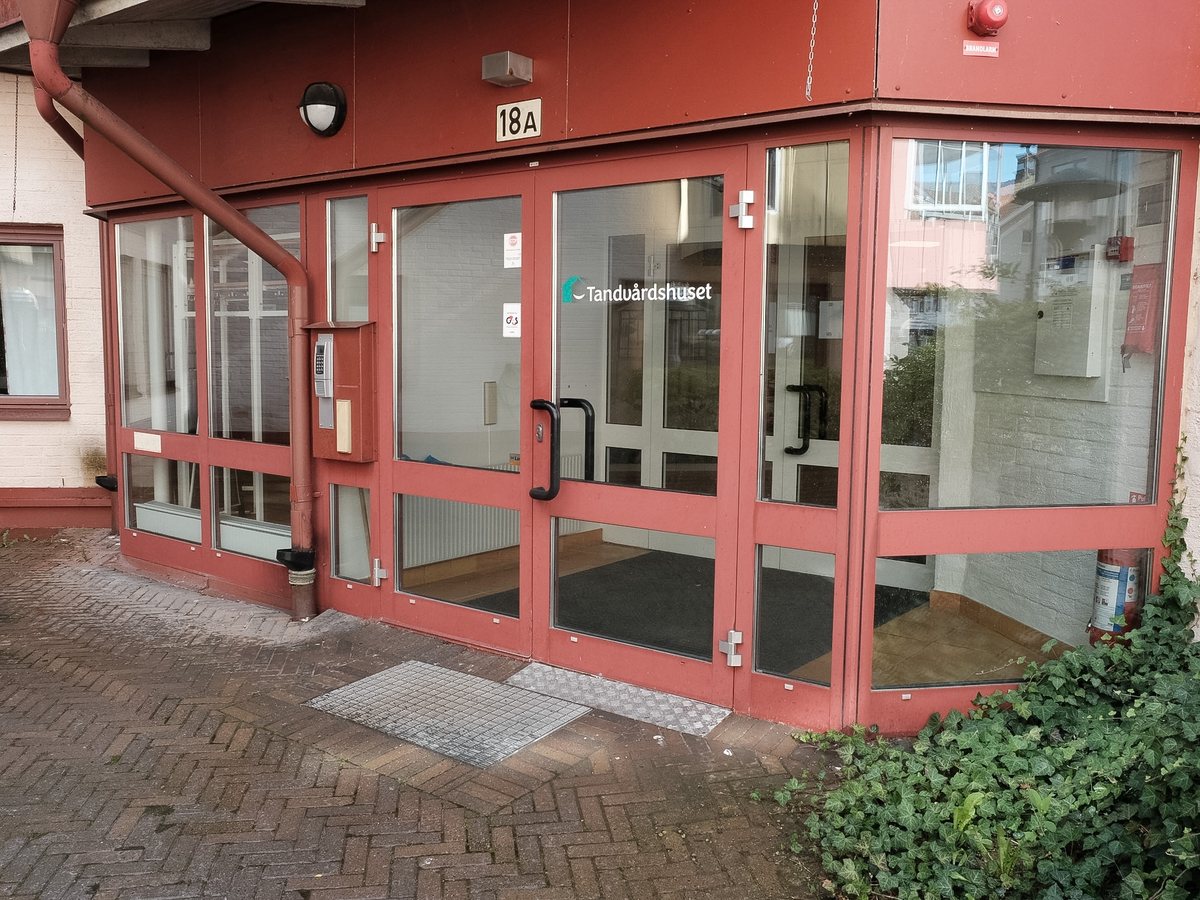 Den röda glasentrén till Tandvårdshuset på Storgatan 18A i Alvesta