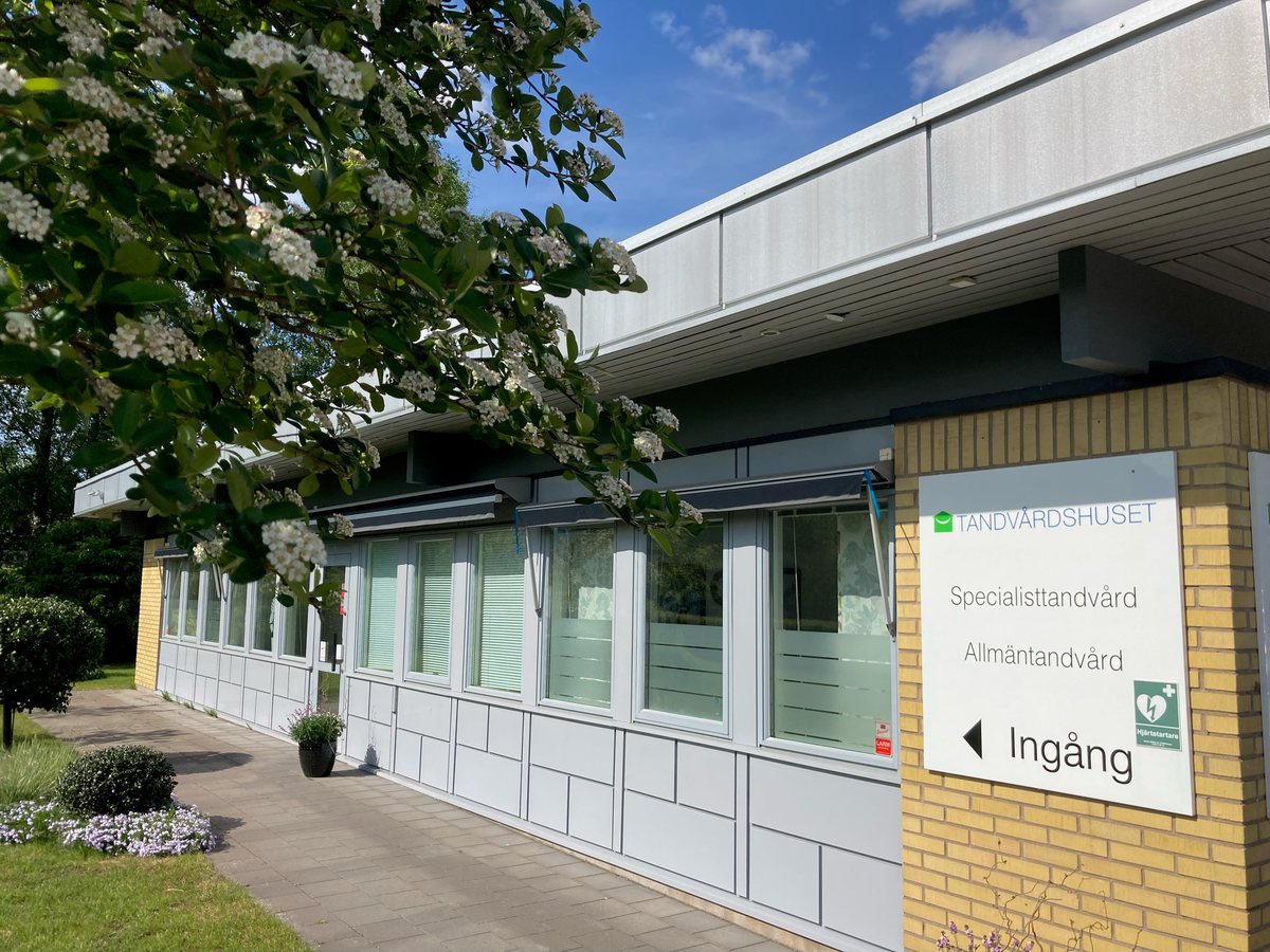 Gångvägen längs fasaden och skylten med ingångspil vid Tandvårdshuset i Ljungby