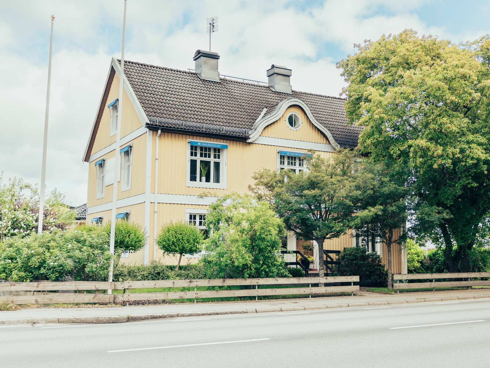 Tandvårdshuset's yellow house on Danska vägen in Älmhult
