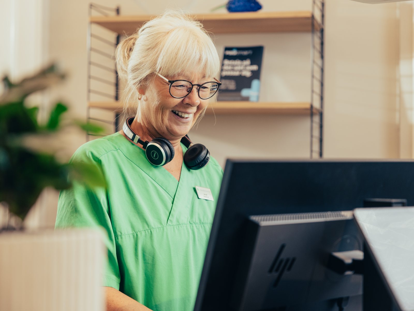 A member of staff at the reception desk at Tandvårdshuset in Älmhult