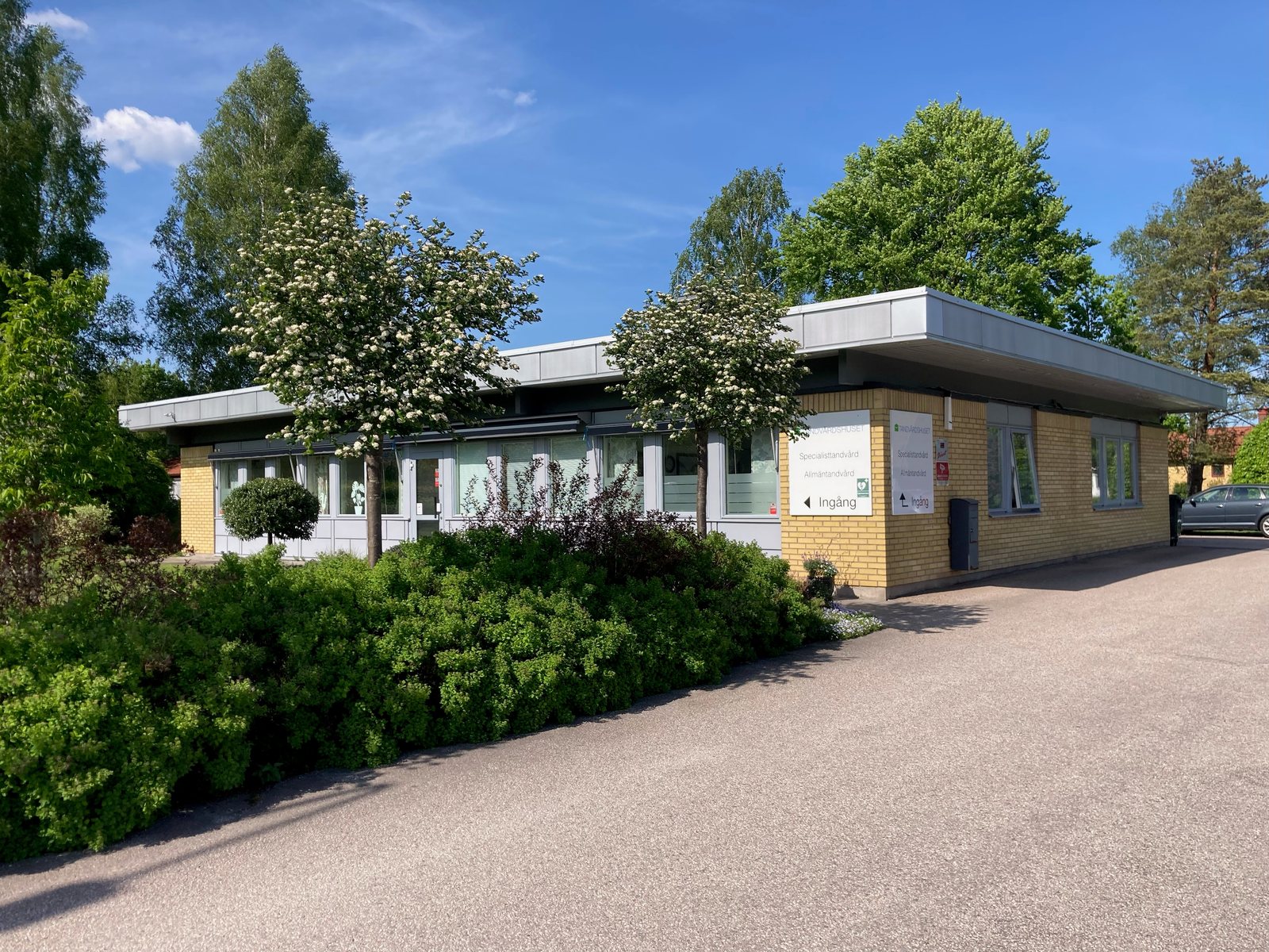 Tandvårdshuset's clinic in Ljungby with the path in front of the building