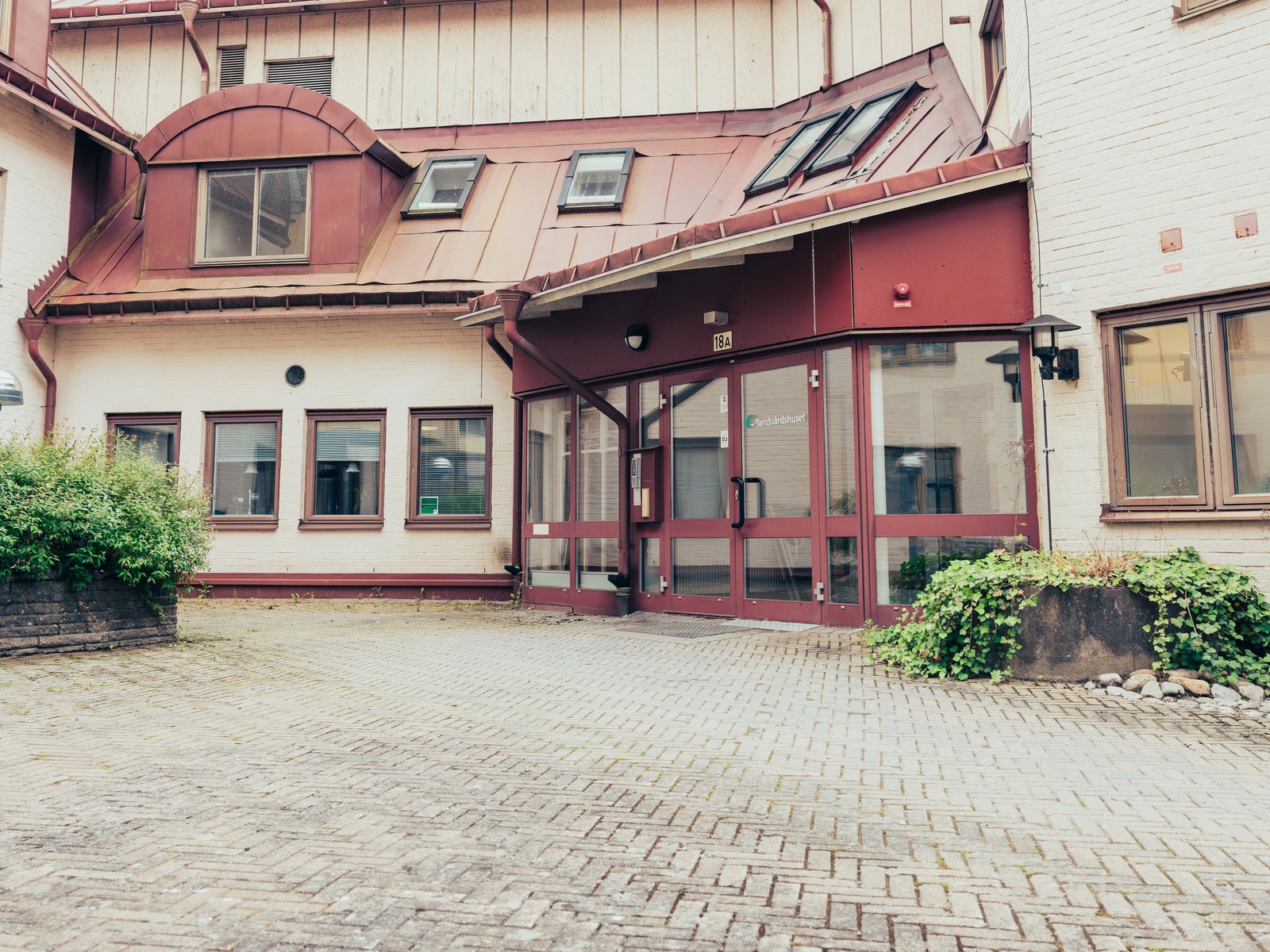 The courtyard and entrance to Tandvårdshuset in Alvesta
