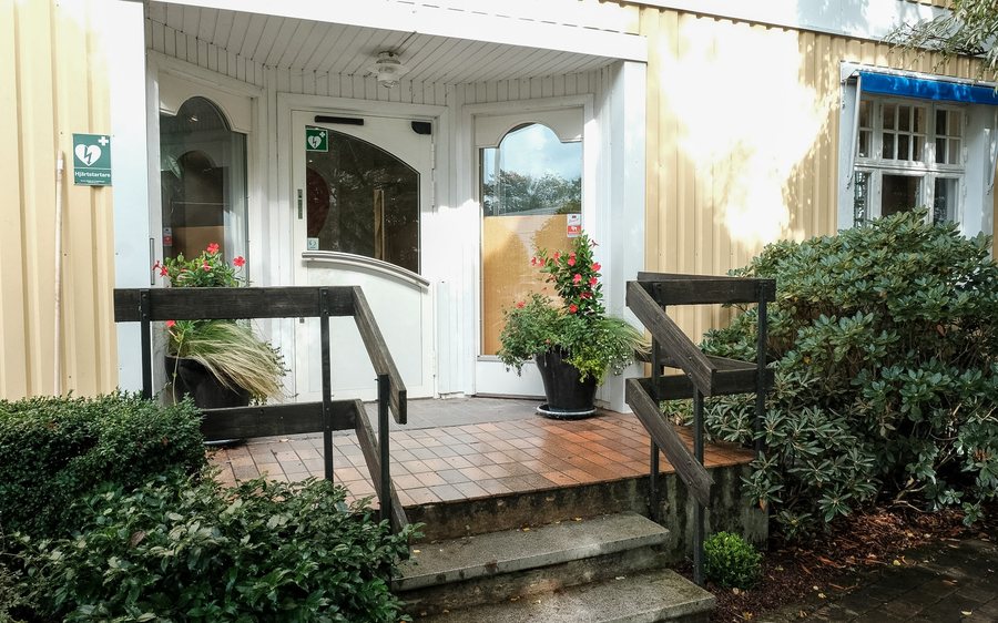 The steps and entrance door of Tandvårdshuset in Älmhult