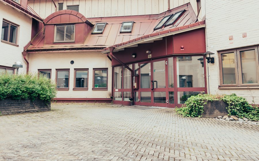 The courtyard and entrance to Tandvårdshuset in Alvesta