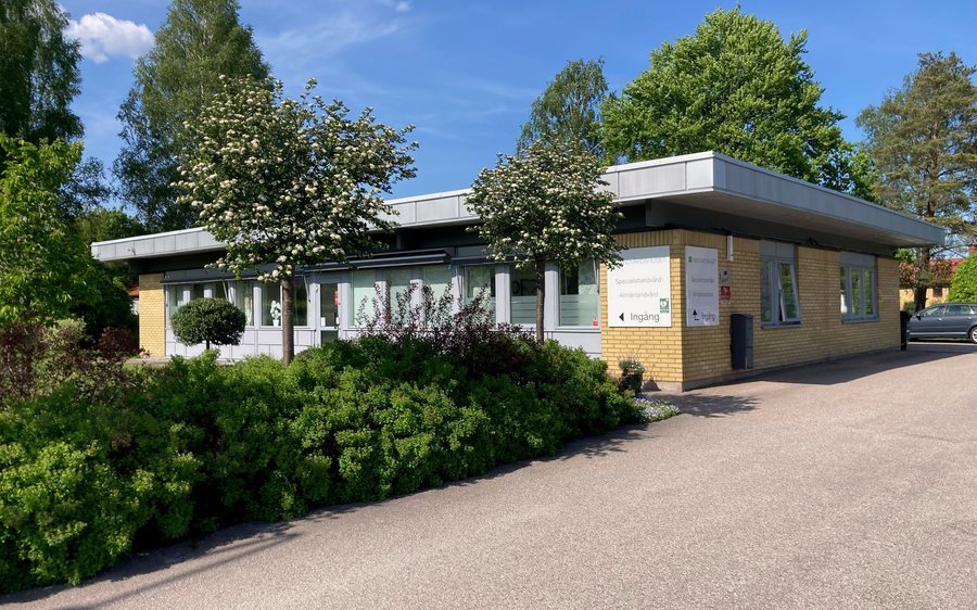 Tandvårdshuset's clinic in Ljungby with the path in front of the building