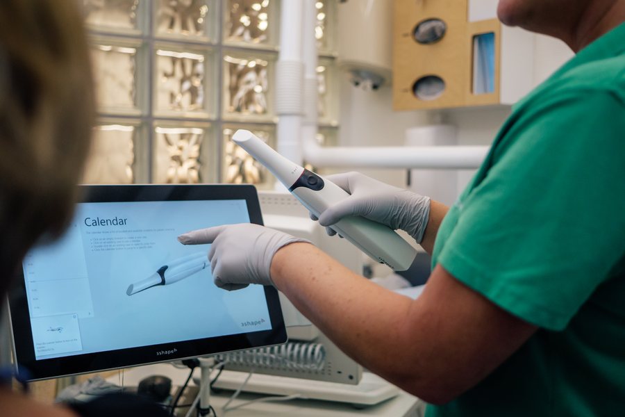 Digital scanning: the dentist shows the scan on screen